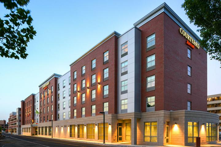 Pet Friendly Courtyard by Marriott Edgewater NYC Area