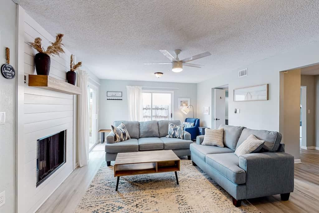 Pet Friendly Coastal Townhome with Washer/Dryer & Beach
