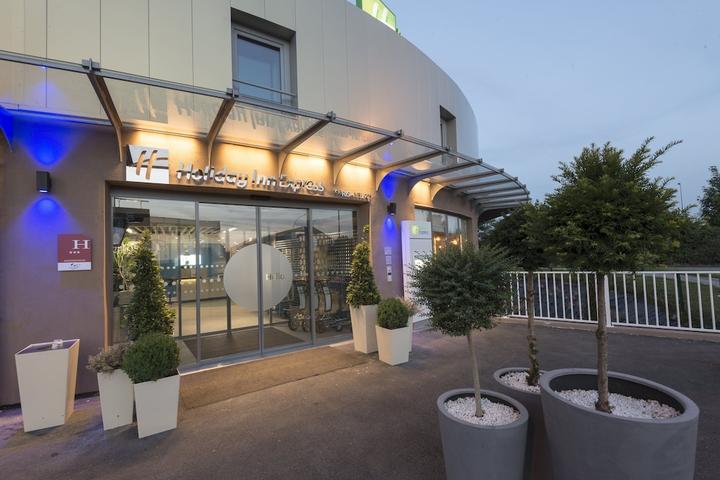 Pet Friendly Holiday Inn Express Paris - Velizy an IHG Hotel