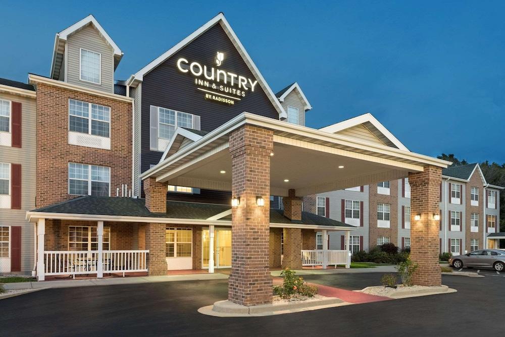 Pet Friendly Country Inn & Suites by Radisson Milwaukee Airport WI