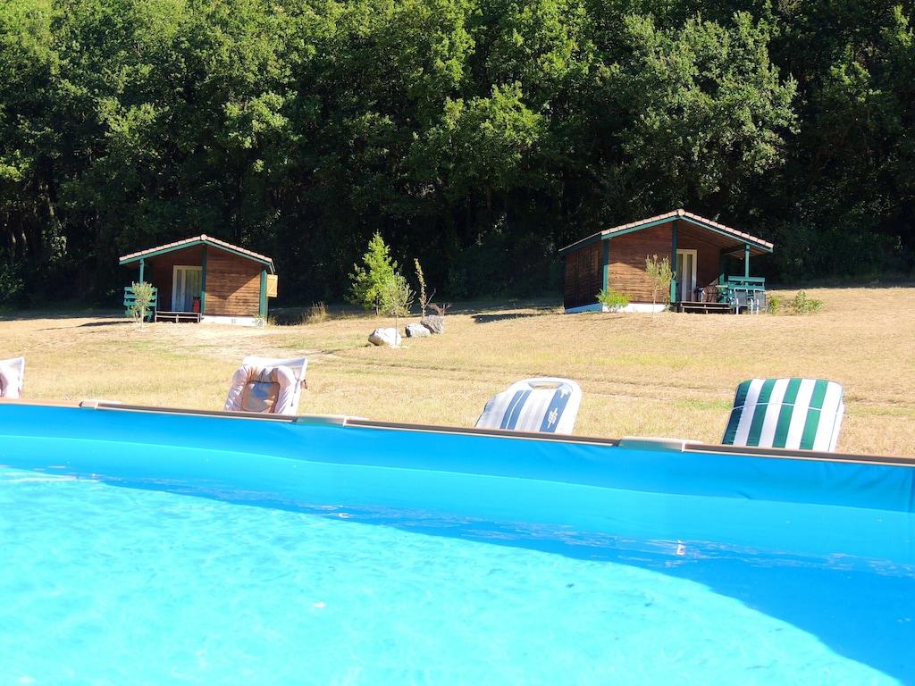 Pet Friendly Chalet for 5 with Pool & Terrace