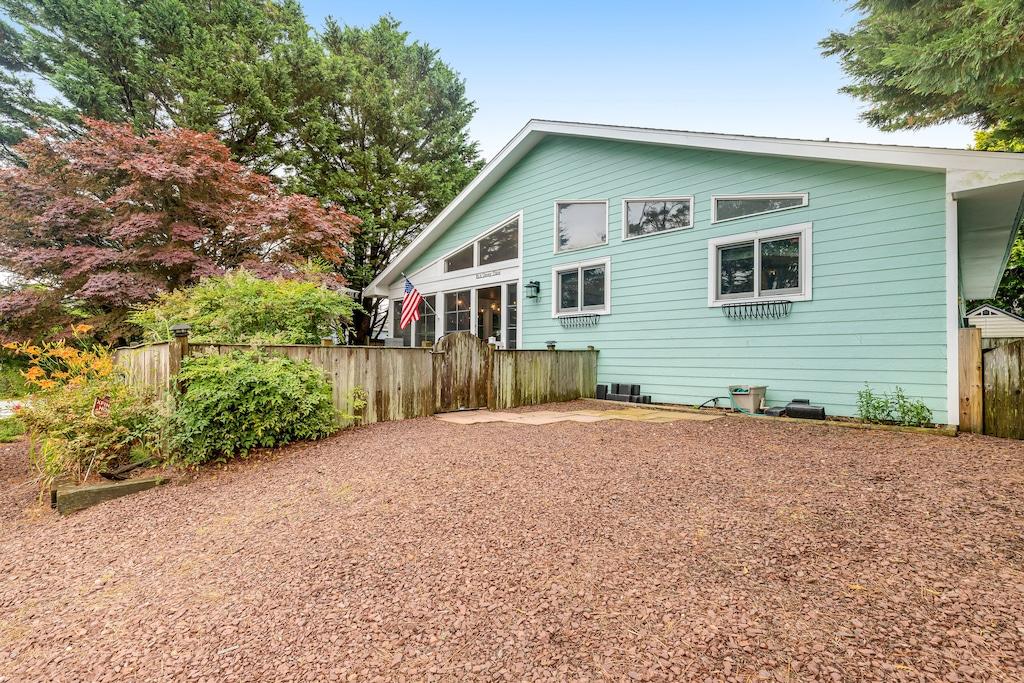 Dewey Beach Home with Enclosed Lanai Pet Policy