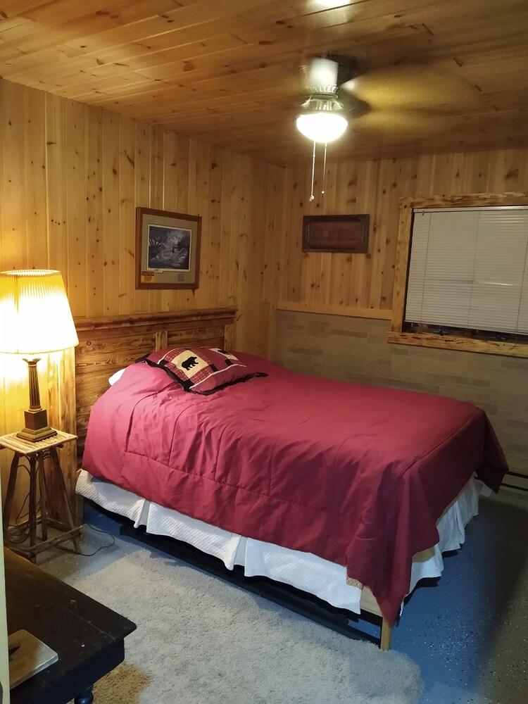 Pet Friendly Private Lodge in the Middle of a Hunters Paradise