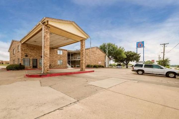 Pet Friendly Motel 6-Red Oak TX - Dallas