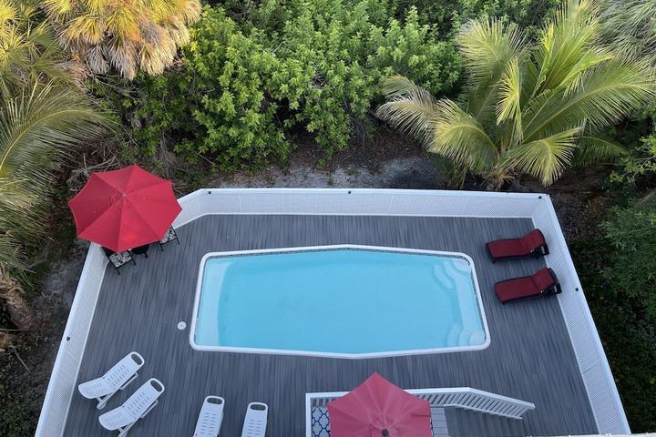Pet Friendly Newly Decorated Private Pool Walk to Beaches