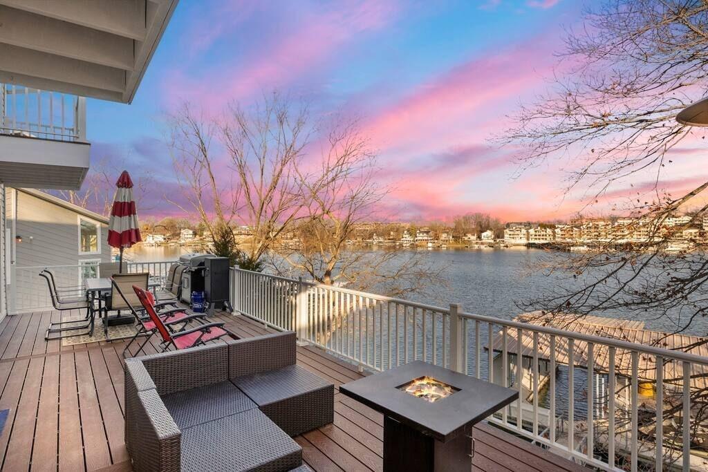 Lakefront Retreat with Hot Tub & Kayaks Pet Policy