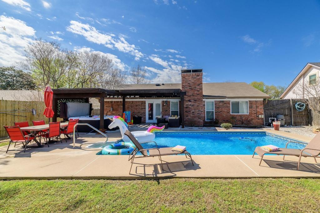 Pet Friendly Dallas Fort Worth Central Home with Pool