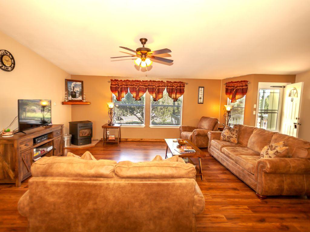 3Bedroom House with Insulated Dog House & Kennel Pet Policy