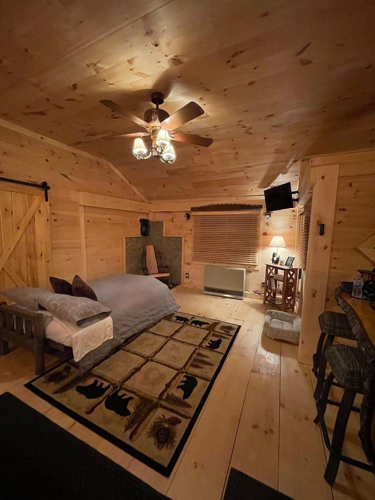 Pet Friendly Snowmobilers Perfect Cabin on the Trails