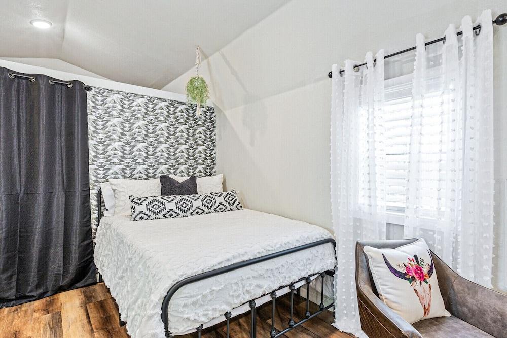 Cute & Cozy Tiny House Minutes to Downtown Waco Pet Policy