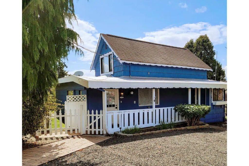 Charming Main Street Kingston Cottage Pet Policy