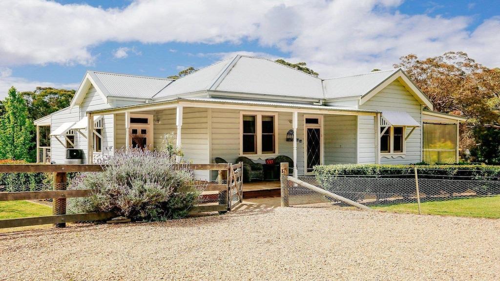 Pet Friendly Oatley Cottage in the Southern Highlands