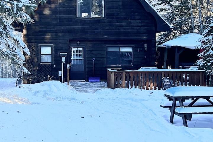 Pet Friendly Rustic Cabin at Wizard Lake with Hot Tub