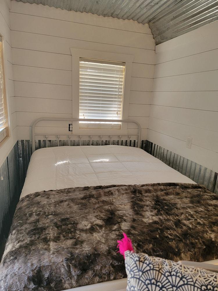 Pet Friendly Cheerful Country Tiny Home