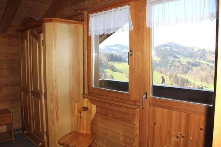 Pet Friendly 3/2 Chalet with Fireplace