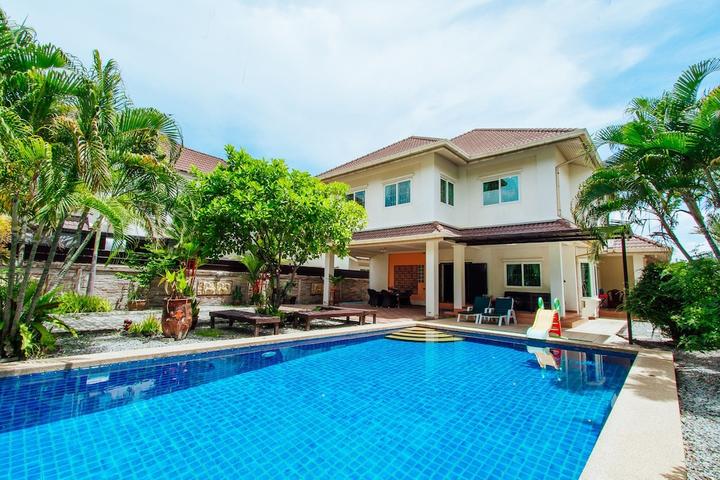 Pet Friendly Captivating 3-Bed Villa in Muang Pattaya