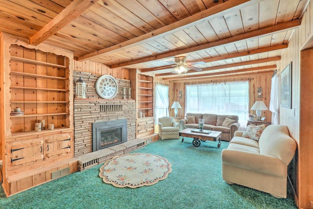 Flagstaff House with Big Yard Pet Policy