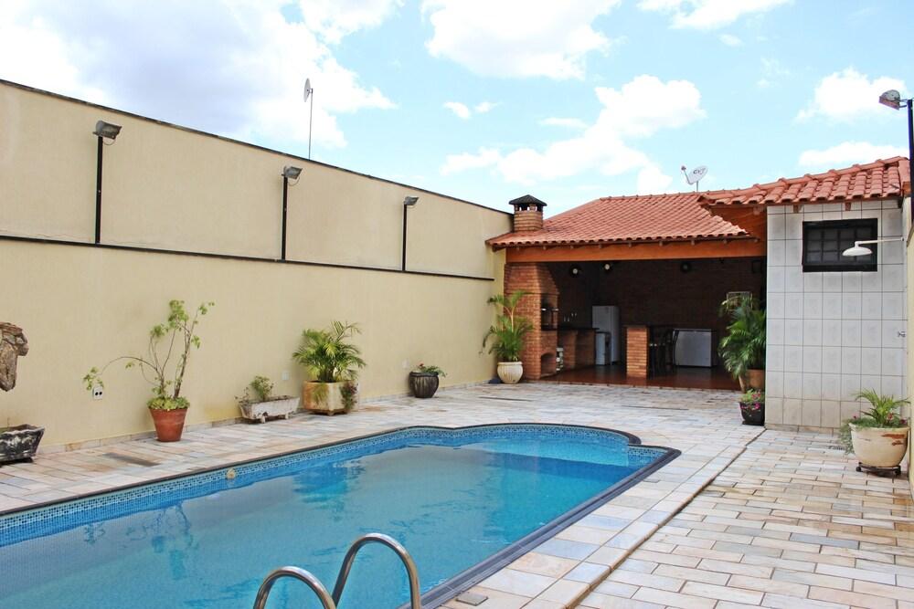 Pet Friendly House with Pool Ideal for Leisure & Work
