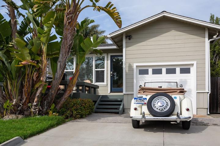 Pet Friendly Cottage 2 Blocks from the Beach