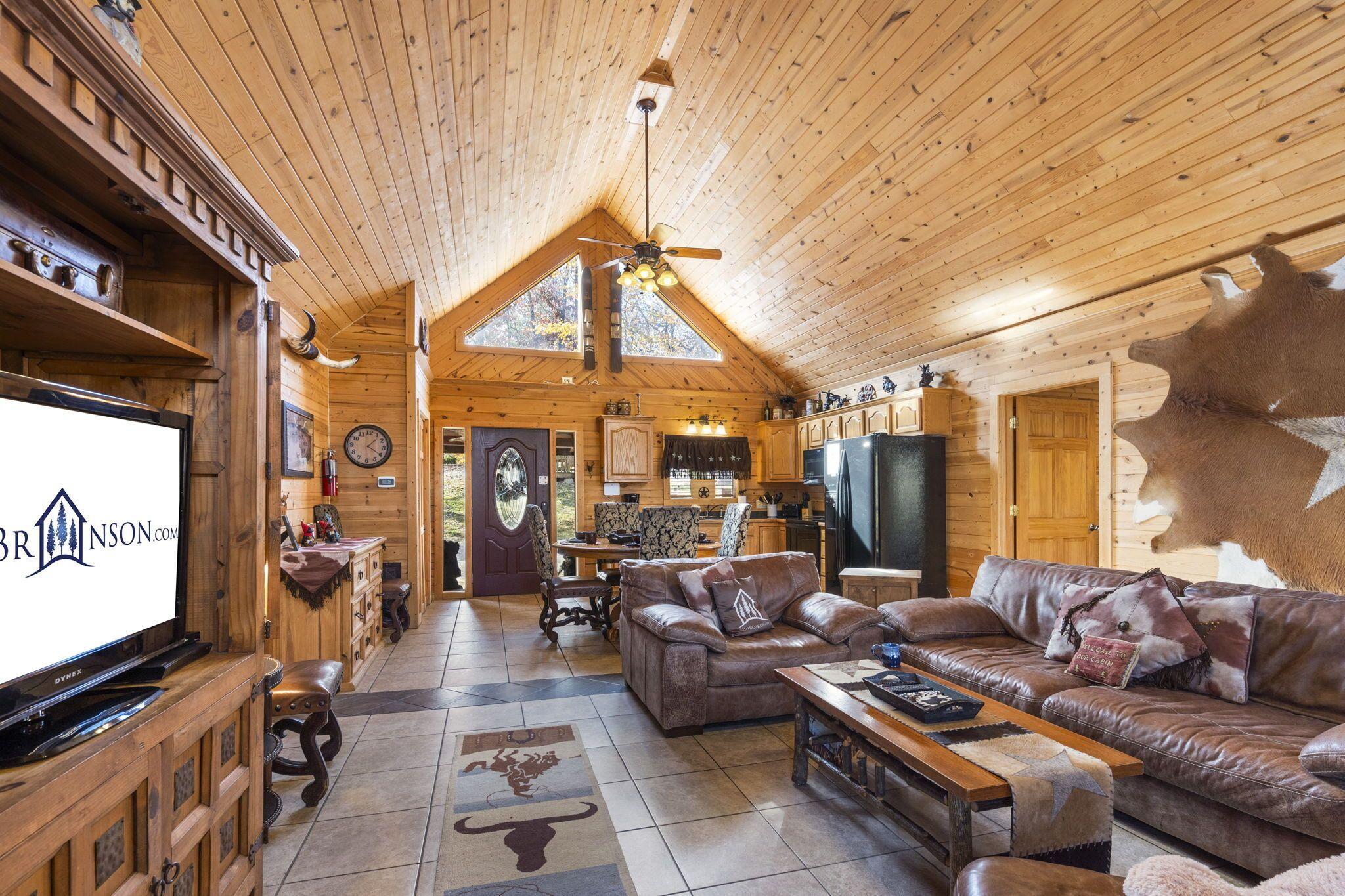Pet Friendly Luxury Log Cabin with 2 Living Areas + Hot Tub