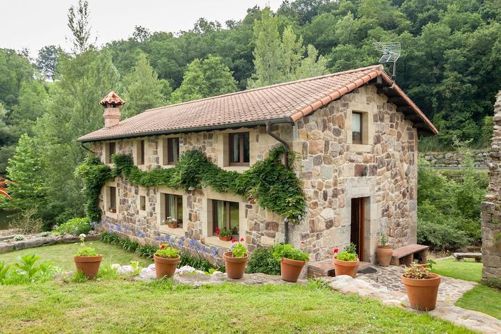 Pet Friendly Beautiful Mill Next to the Miera River
