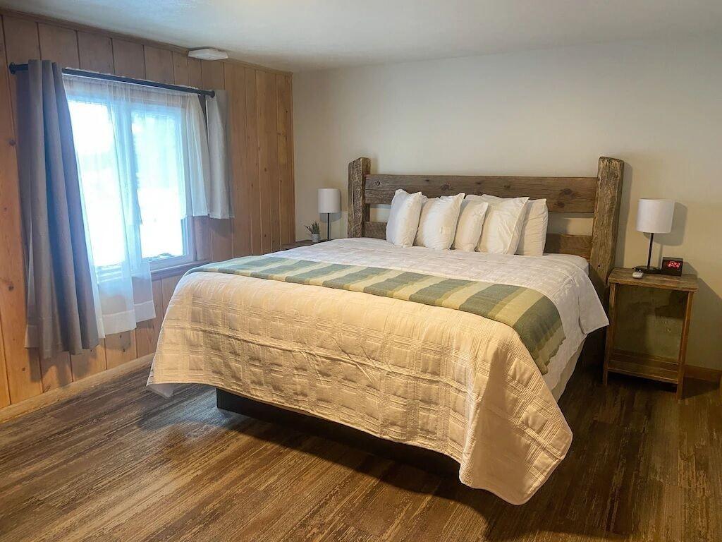 Bucking Moose Lynx Room (7) Pet Policy