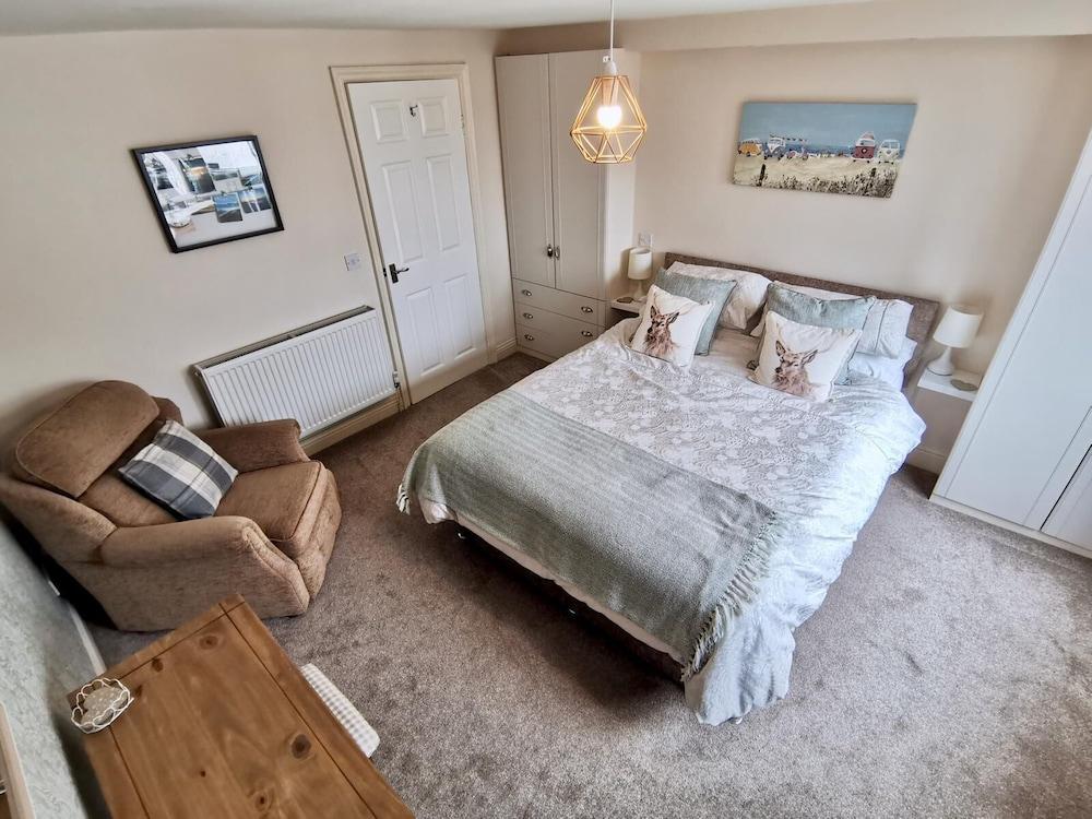 Pet Friendly Driftwood Apartment- Close to the Sea