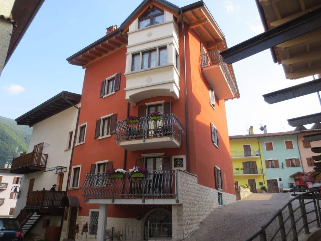 Pet Friendly Spacious Apartment in the Center Near the Lake