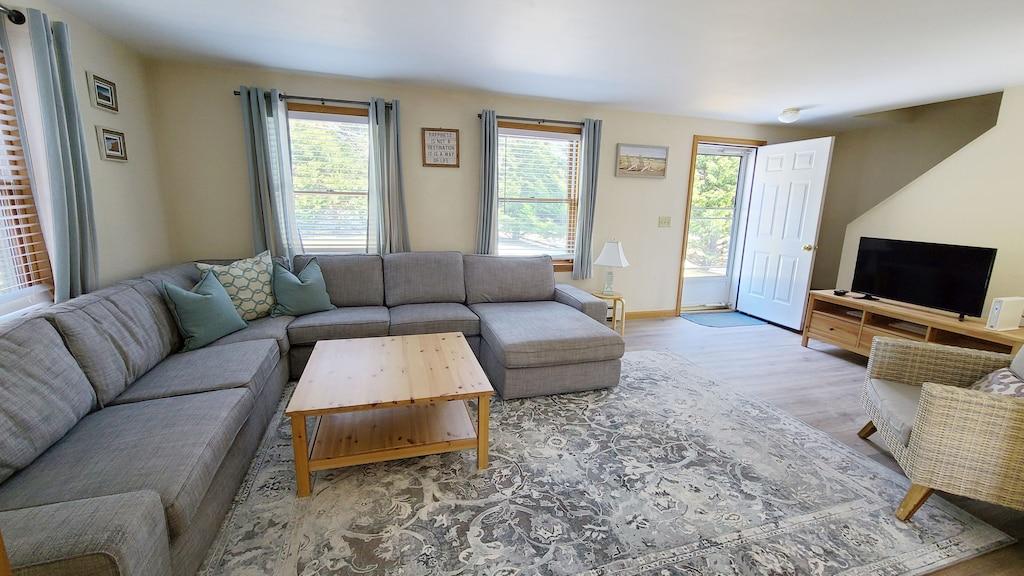 Pet Friendly Comfortable 4BD with Deck Close to Cape Cod