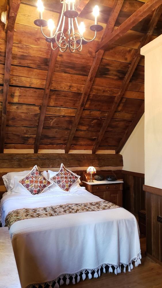 Pet Friendly The Old Log Cabin