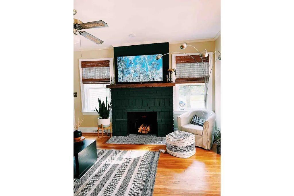 Charming 1920s Duplex in the Heart of Lexington Pet Policy