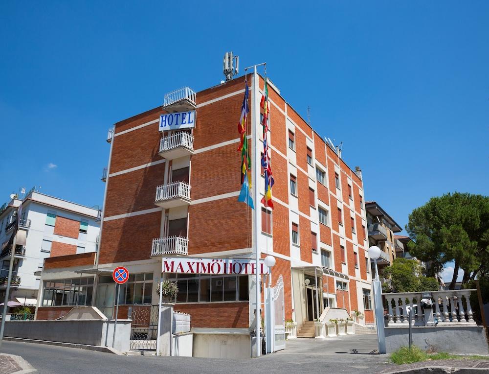 Pet Friendly Maximo Hotel