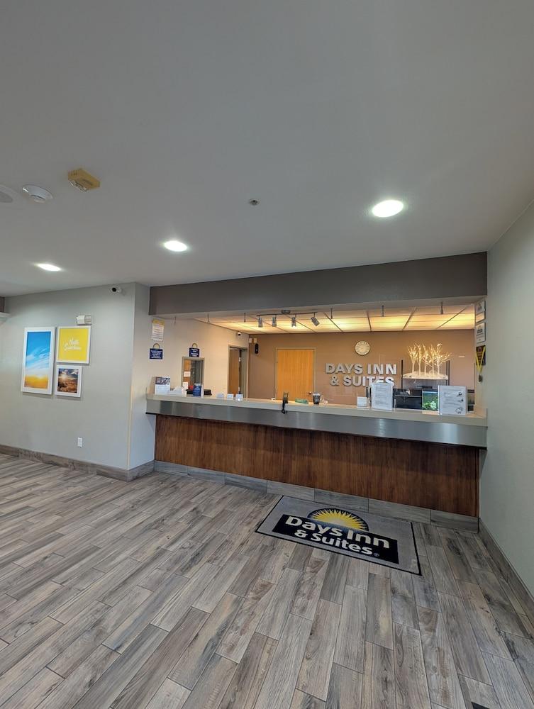 Pet Friendly Days Inn & Suites by Wyndham Castle Rock