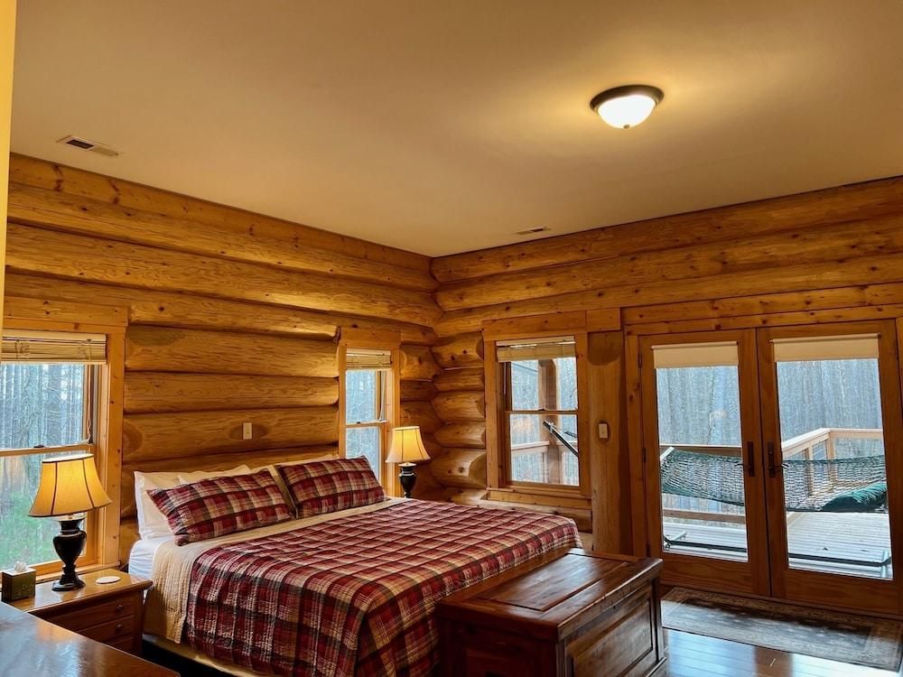 Pet Friendly Charming Log Home on Private Mountainside