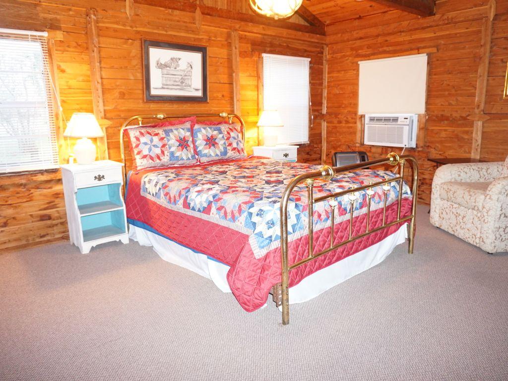 Pet Friendly 4/2 Cabin with Fenced Yard