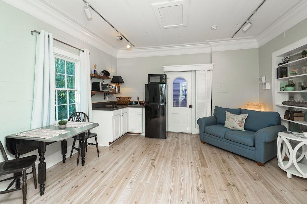 Historic Cottage in the Heart of Apalachicola Pet Policy