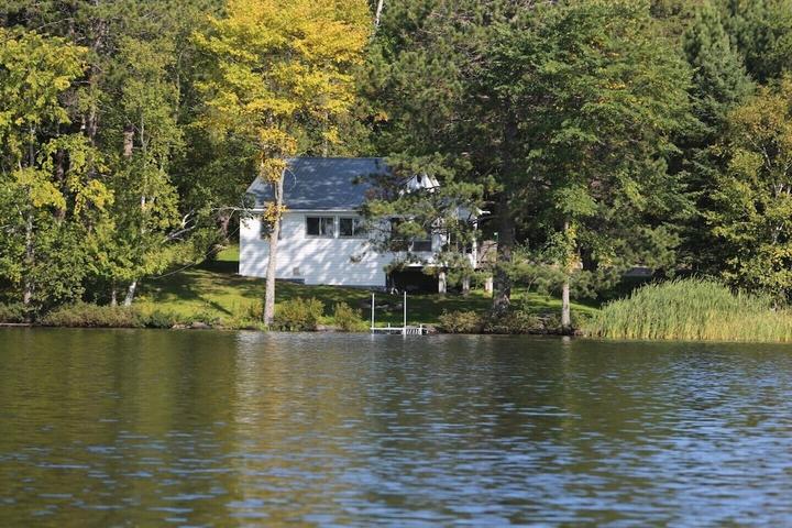 Pet Friendly Lakefront Cottage