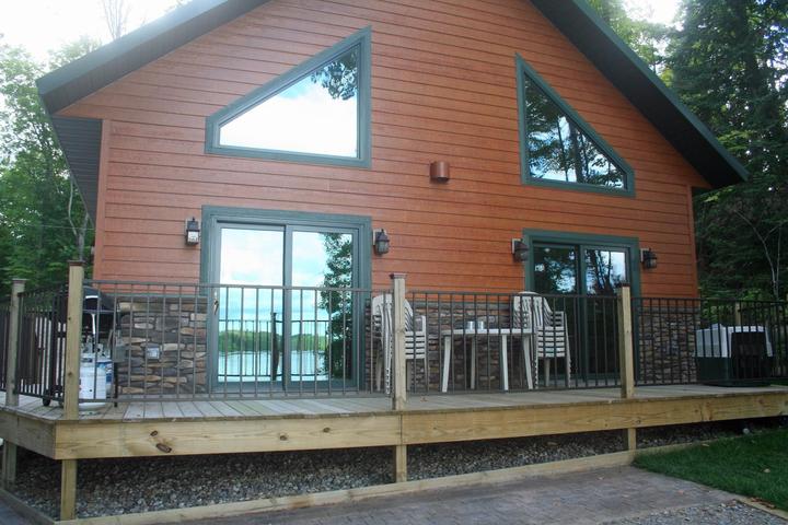 Pet Friendly Waterfront 3/2 Cabin with Fire Pit