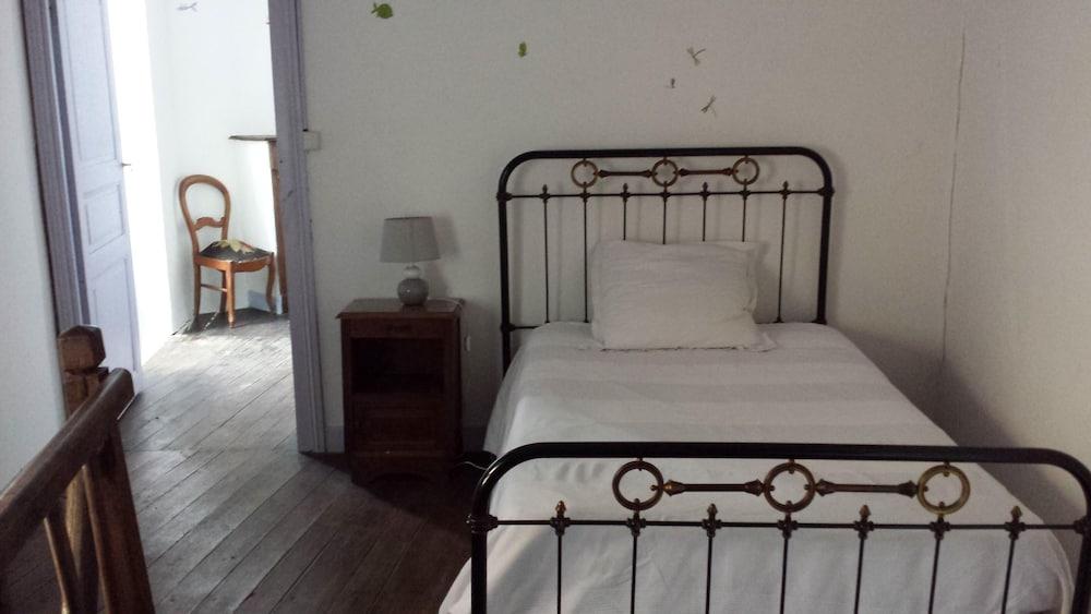 Pet Friendly Pretty Restored Farmhouse in Saint Marcory