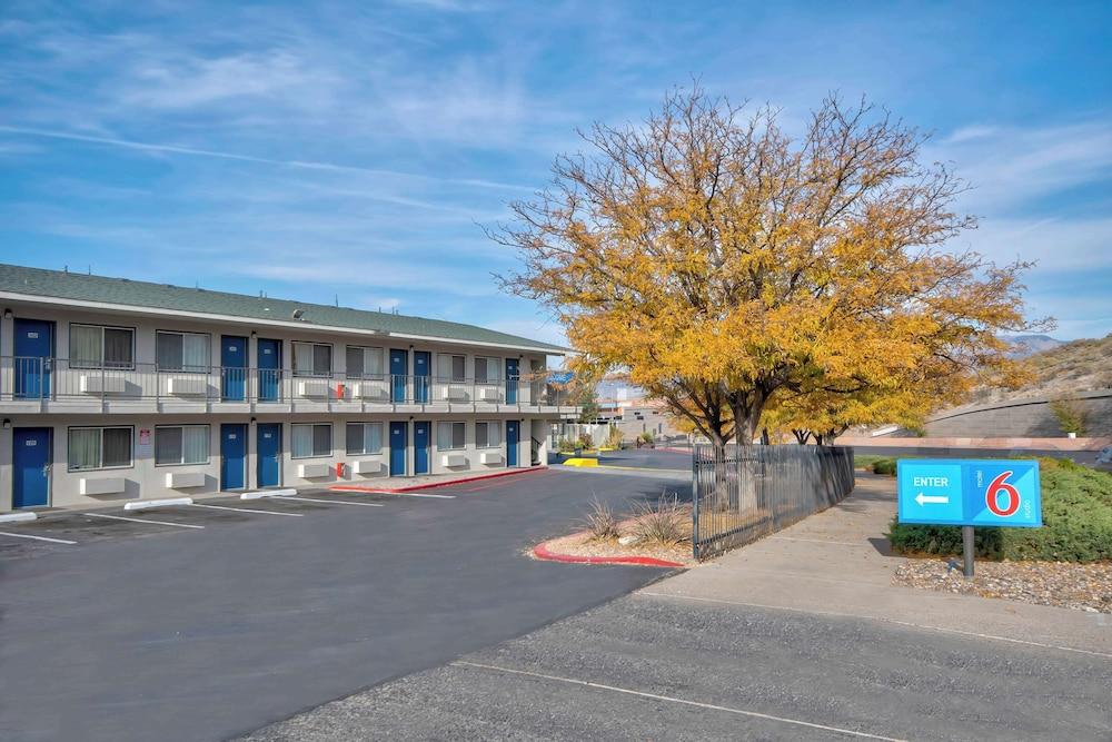 Pet Friendly Studio 6 Albuquerque NM - Midtown