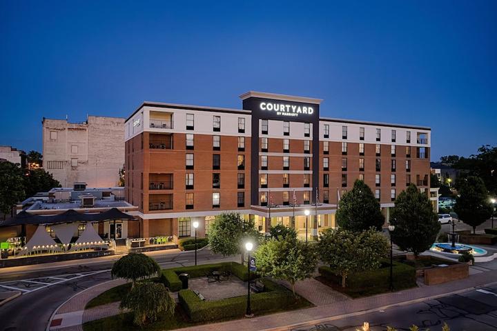 Pet Friendly Courtyard by Marriott Springfield Downtown