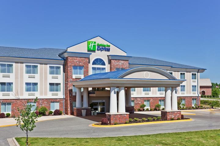 Pet Friendly Holiday Inn Express Hotel & Suites Paragould an IHG Hotel