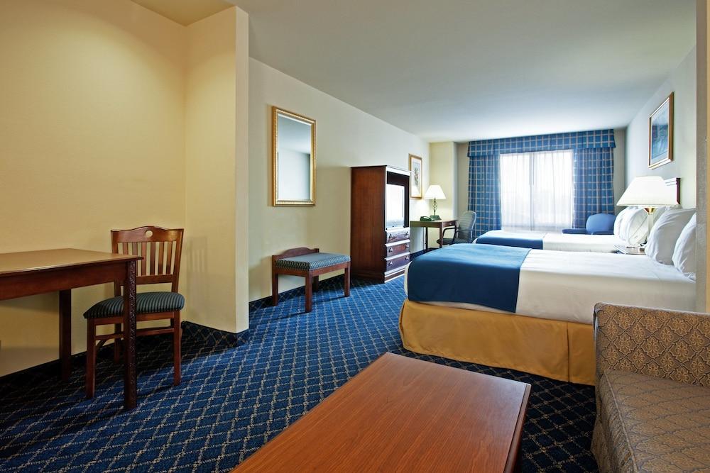 Pet Friendly Holiday Inn Express Hotel & Suites Paragould an IHG Hotel