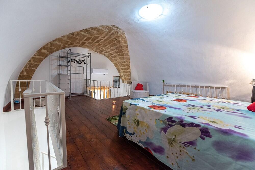 Pet Friendly Historic Holiday Home from 1700 Gallipoli Center