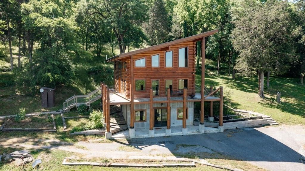 Pet Friendly Idyllic 3 Bedroom Cabin with Incredible View
