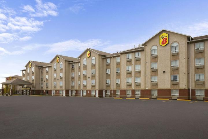 Pet Friendly Super 8 by Wyndham Fort Nelson BC