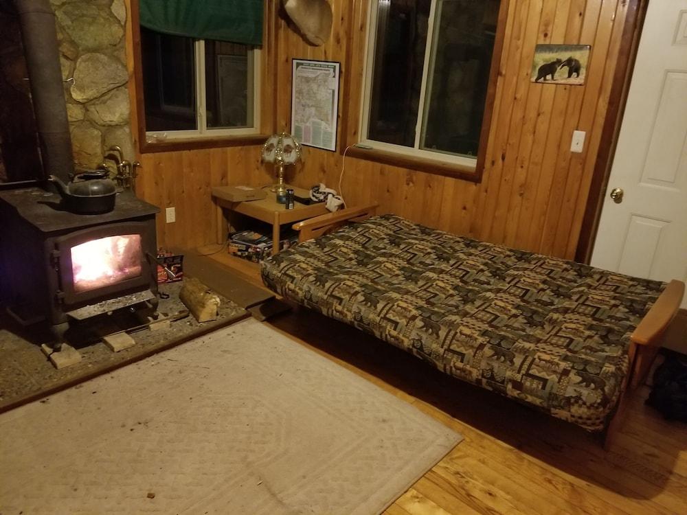 Pet Friendly 2/1 Cabin with Outdoor Space