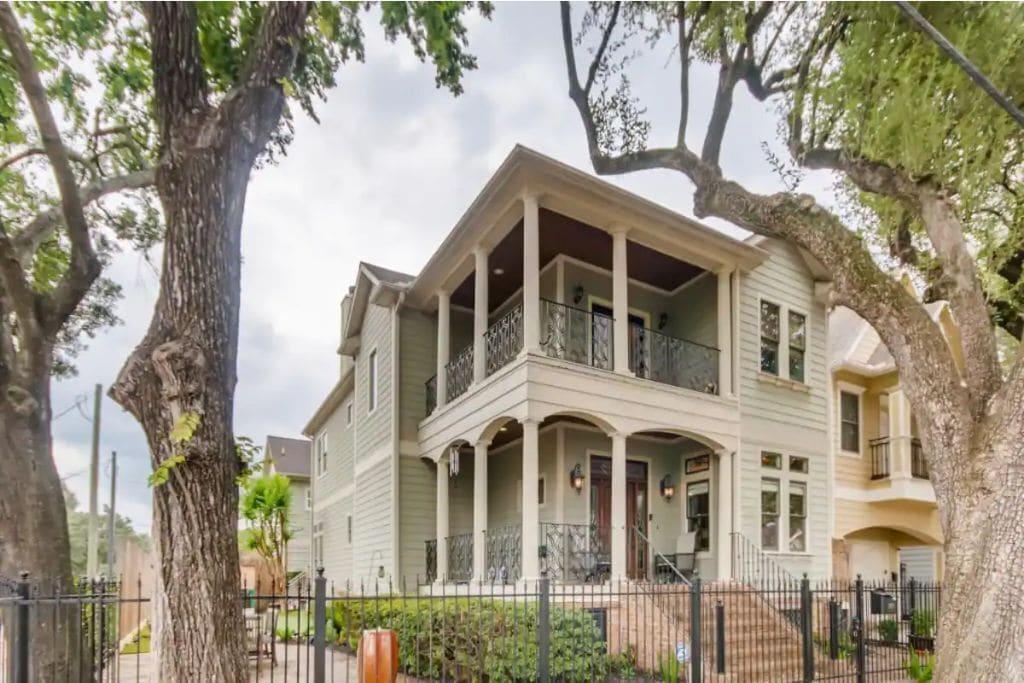 Centrally Located House with Putting Green Pet Policy