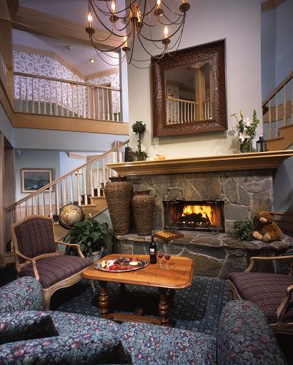 Pet Friendly Blue Lantern Inn, A Four Sisters Inn