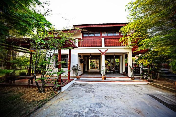 Pet Friendly Waterfront Thai Wooden Villa